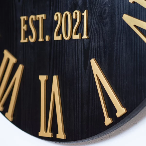 Duży zegar ścienny średnica 90 cm czarny ze złotymi rzymskimi cyframi i wskazówkami