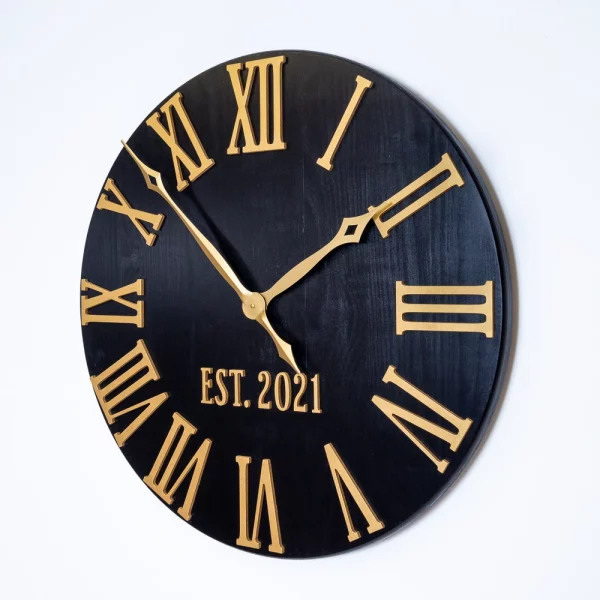 Duży zegar ścienny średnica 70 cm czarny ze złotymi rzymskimi cyframi i wskazówkami
