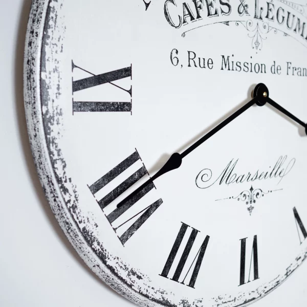 Biały zegar ścienny o średnicy 60 cm w stylu retro z rzymskimi czarnymi cyframi ozdobiony napisem