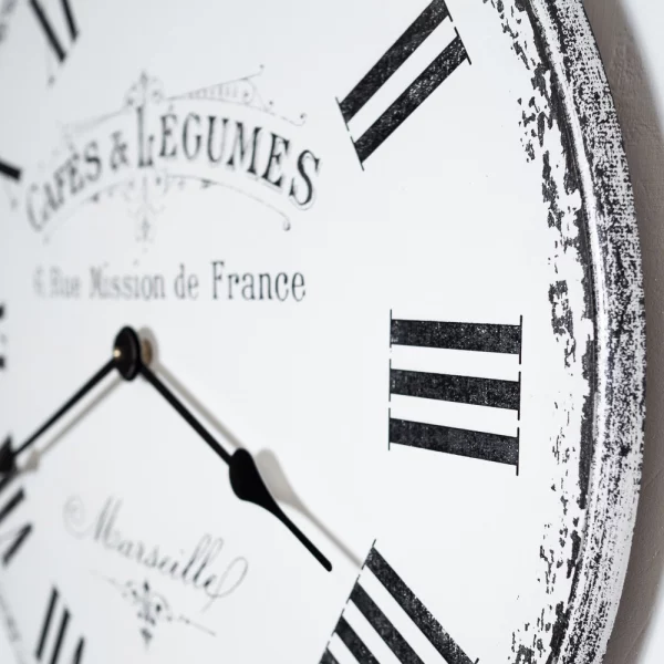 Biały zegar ścienny o średnicy 60 cm w stylu retro z rzymskimi czarnymi cyframi ozdobiony napisem