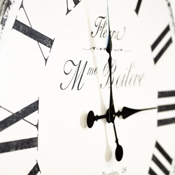 Biały zegar ścienny o średnicy 90 cm w stylu retro z rzymskimi czarnymi cyframi ozdobiony napisem